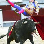 El novillero Juan Miguel volteado por el segundo de su lote