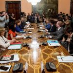 El vicepresidente del Govern y conseller de Economía, Pere Aragonès (4d) y la secretaria de Estado de Hacienda, Inés Bardón (3i), durante la reunión / Efe