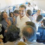 El presidente del Gobierno, Pedro Sánchez en el avión a su regreso a España