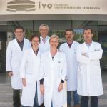 El doctor Eduardo Nagore, jefe clínico del Servicio de Dermatología del Instituto Valenciano de Oncología, junto a su equipo