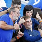 Todos los franceses quieren ser hoy como Griezmann. El jugador del Atlético se ha convertido en el ídolo de un país. En la imagen, se hace un selfie con unos aficionados
