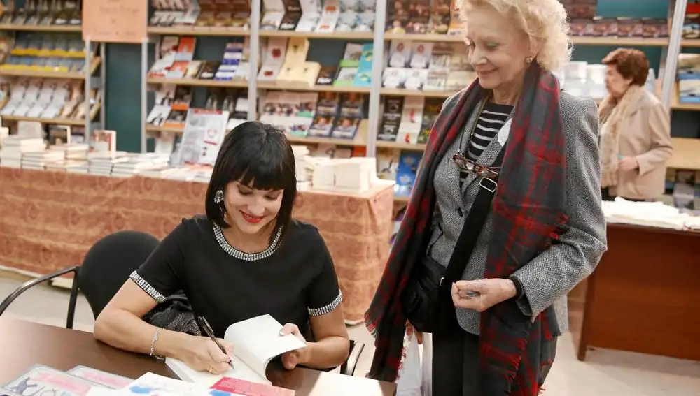 La colaboradora de LA RAZÓN Irene Villa, durante la firma de libros ayer en el Rastrillo