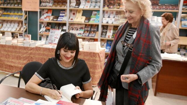 La colaboradora de LA RAZÓN Irene Villa, durante la firma de libros ayer en el Rastrillo