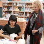 La colaboradora de LA RAZÓN Irene Villa, durante la firma de libros ayer en el Rastrillo