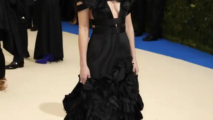 Destacó la hija de Melanie Griffith, Dakota Johnson, que vistió un elegante Gucci negro con voluminosos hombros y falda, formados por grandes flores en el mismo color.