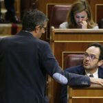 El diputado socialista Eduardo Madina (i) habla con el portavoz de su grupo, Antonio Hernando