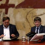 El presidente de la Generalitat, Carles Puigdemont (d), y el vicepresidente y conseller de Economía, Oriol Junqueras (i)
