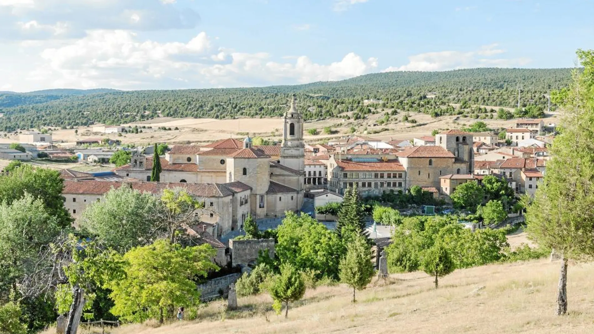 Panorámica de Santo Domingo de Silos, en la provincia de Burgos, coronado por su monasterio