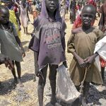 Niños de Sudán del Sur recogiendo comida al sur del país