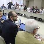 El coordinador general de la Cetm (Coordinadora de Estibadores Portuarios), Antolín Goya (d), frente al director gerente de la patronal Anesco, Pedro García (3i), durante la reunión en Madrid