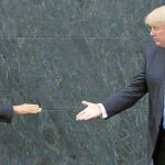 TENSO ENCUENTRO. El presidente mexicano, Peña Nieto, tiende la mando al republicano Donald Trump tras reunirse ayer en la residencia de Los Pinos
