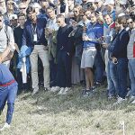 Jon Rahm golpea la bola durante su partido de la mañana