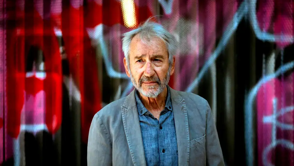 GRAFCAT6256. BARCELONA (ESPAÑA), 26/03/2019.- El actor José Sacristán, que mañana debutará en el teatro Romea con "Señora de rojo sobre fondo gris", adaptación de la novela homónima de Miguel Delibes, posa para los medios gráficos antes de la rueda de prensa en la que ha afirmado que después de ponerse en la piel del protagonista, Nicolás, "va a ser muy difícil dejar un hueco para otros personajes". EFE/Enric Fontcuberta