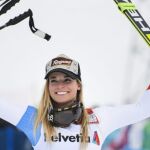 La campeona Lara Gut alza los brazos tras proclamarse campeona del mundo
