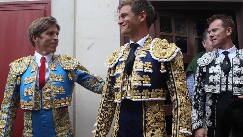 Los toreros Manuel Diaz "El Cordobes"y Julio Benitez durante una corrida de toros en Moron