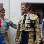 Los toreros Manuel Diaz "El Cordobes"y Julio Benitez durante una corrida de toros en Moron