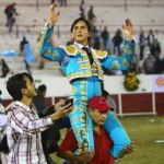 Roca Rey sale a hombros del coso de León, en México, tras cortar tres trofeos
