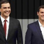 El líder del PSOE, Pedro Sánchez y el presidente de Ciudadanos, Albert Rivera momentos antes de iniciar el debate a cuatro de la pasada campaña electoral.