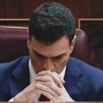 El secretario general del PSOE, Pedro Sánchez, en su escaño durante la sesión de la tarde del debate de su investidura.
