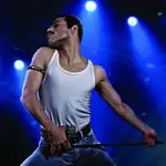 Rami Malek interpreta a Freddy Mercury. Para ello estudió cada movimiento, la manera de agarrar el micrófono, la elasticidad que demostraba en sus actuaciones