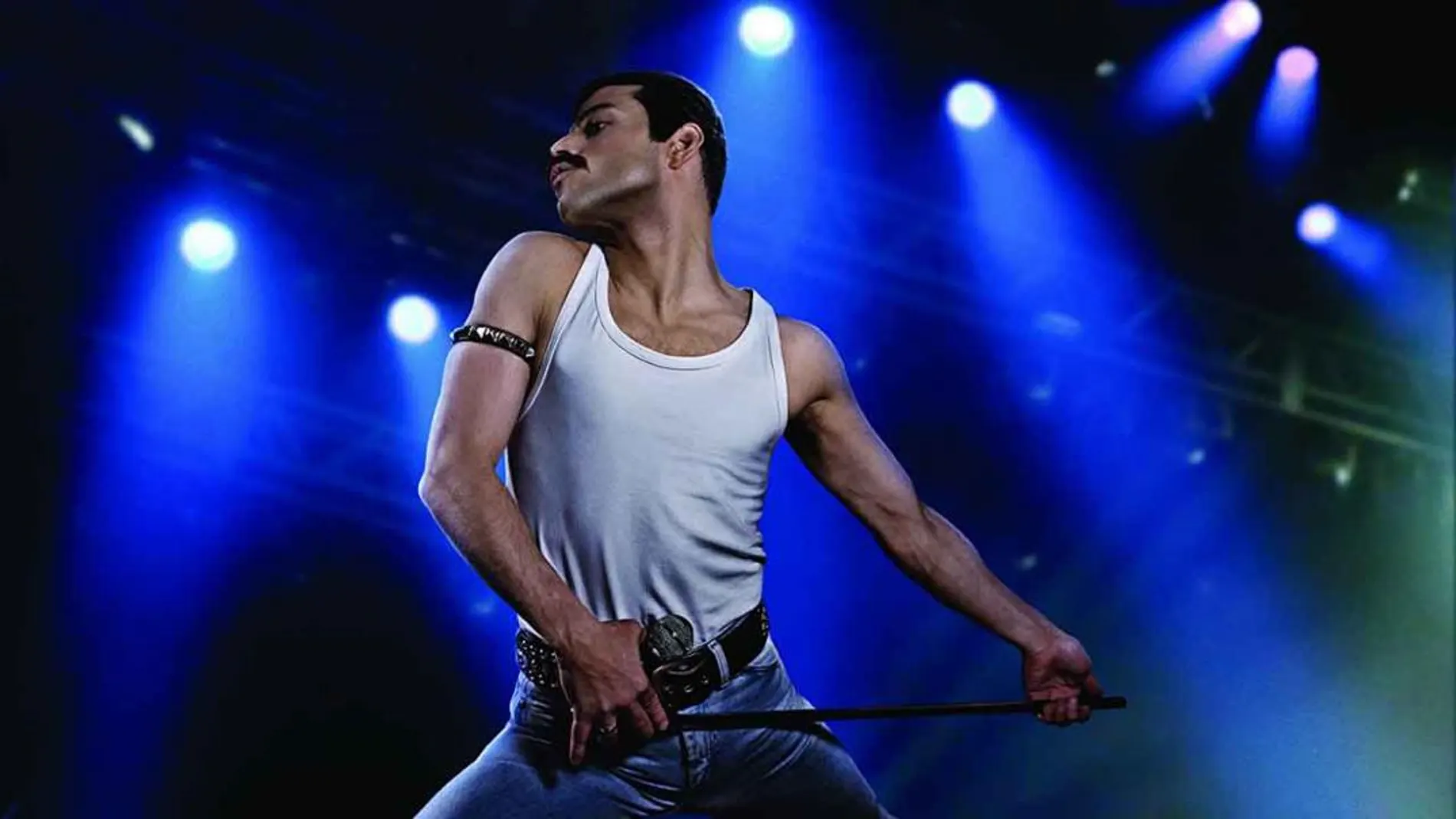 Rami Malek interpreta a Freddy Mercury. Para ello estudió cada movimiento, la manera de agarrar el micrófono, la elasticidad que demostraba en sus actuaciones