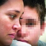 El menor de 14 años, con su madre. Reside en un pueblo de Extremadura y ha perdido la visión de un ojo. No quiere volver al instituto