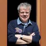 El astronauta alemán Reinhold Ewald, que participó en varias misiones Soyuz y fue jefe de la división de operaciones de la Agencia Espacial Europea (ESA), posa durante una entrevista con Efe en la que ha dicho que «llevar turistas a la luna sería un desastre ecológico». EFE/Andreu Dalmau