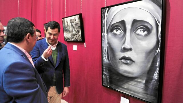 Juanma Moreno durante una reunión con artesanos de la Semana Santa en Sevilla antes de la pandemia