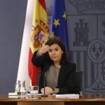 La vicepresidenta del Gobierno, Soraya Sáenz de Santamaría, durante la rueda de prensa tras la reunión del Consejo de Ministros