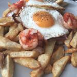 Huevos fritos con patatas y gambas