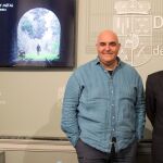 El presidente de la Diputación de Salamanca, Javier Iglesias, y el director del documental, Eduardo Margareto presentan la obra Cielo, Agua, Tierra y Metal. La Vía Férrea de La Fregeneda