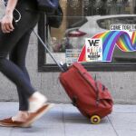 Los vecinos, fuera del barrio. La alta demanda de alojamientos ha provocado que muchos vecinos de Chueca hayan puesto en alquiler habitaciones o, directamente, sus viviendas completas