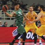 El escolta del Barcelona Lassa, Juan Carlos Navarro (d) presiona a Nick James Feldeine (i) del Panathinaikos durante el partido de la Euroliga
