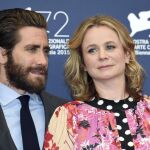El actor estadounidense Jake Gyllenhaal y la actriz británica Emily Watson, posan para los medios durante el pase gráfico de la película "Everest"