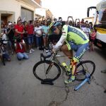 Alberto Contador con el brazo y la pierna vendadas