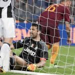 Buffon, en el suelo, mientras De Rossi celebra su gol