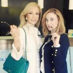 Carmen Lomana con Marta Hazas durante el rodaje de «Las Rubias»