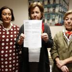 Las hijas de la víctima de ETA, Ramon Romeo, presentan el documento para recurrir la liberacion de la autora del asesinato