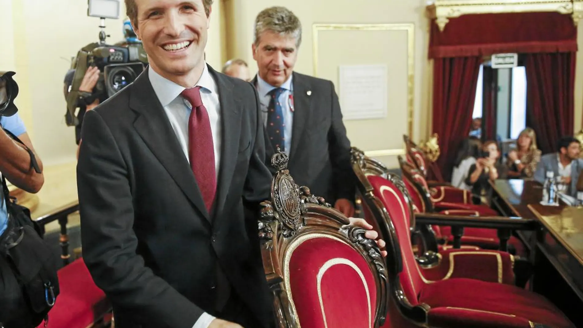 El presidente del PP, Pablo Casado, junto al portavoz del Senado, Ignacio Cosidó, en la reunión del grupo popular en la Cámara Alta a principios de noviembre