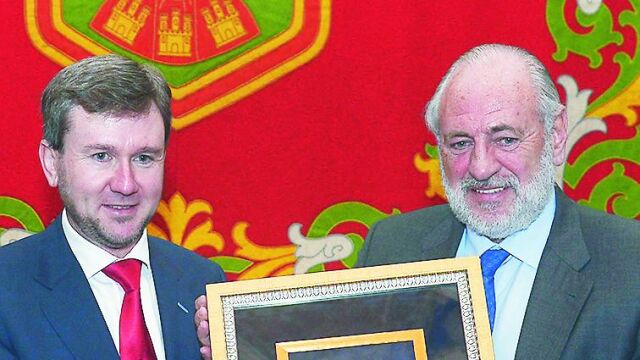 El alcalde de Burgos, Javier Lacalle, hace entrega al presidente de Campofío, Pedro Ballvé, el Báculo de Oro.