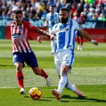 Angel Correa y Dimitris Siovas en un partido