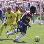El delantero nigeriano del Granada Isaac Success (d), con el balón ante el centrocampista del Villarreal Samu Castillejo