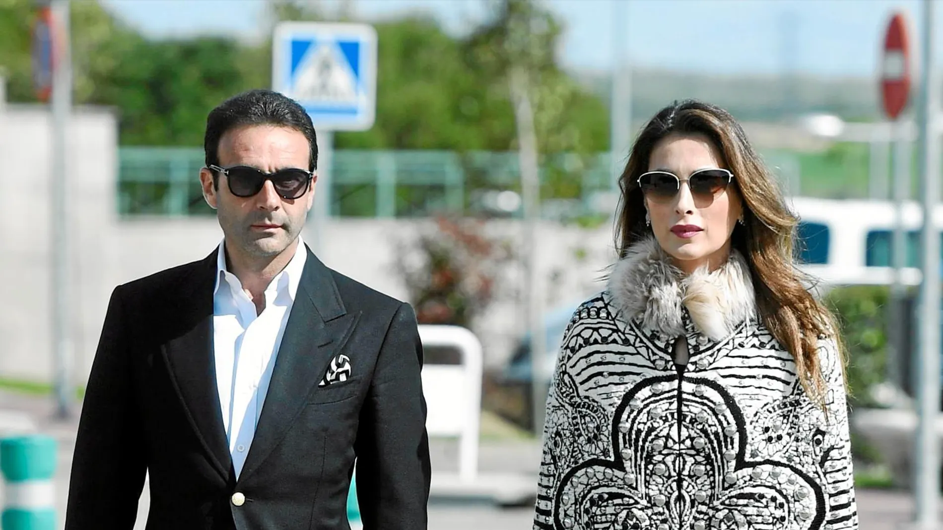 El torero Enrique Ponce y Paloma Cuevas durante el entierro de Felicidad Salazar Simpson en Tres Cantos / Gtres
