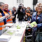 La alcaldesa de Madrid, Manuela Carmena, acudió ayer a votar a la urna instalada en Cibeles