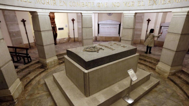 Tumba de Mola en el interior de la cripta del Monumento a los Caídos, en Pamplona 