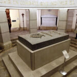 Tumba de Mola en el interior de la cripta del Monumento a los Caídos, en Pamplona 