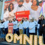 El vicepresidente de Òmnium, Marcel Mauri, en la presentación de la campaña junto a varios miembros de la entidad