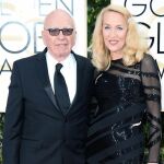 Fotografía de archivo del 10 de enero de 2016, muestra a Rupert Murdoch (i) y Jerry Hall (d) a su llegada a la 73 edición de los premios Globo de Oro