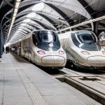 Dos de los trenes AVE en la estación de Medina, en Arabia Saudí. (Fomento)