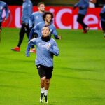 Ronaldo, en el entrenamiento de ayer del Madrid en Lisboa. Danilo, Benzema, Marcelo y Bale corren detrás de él